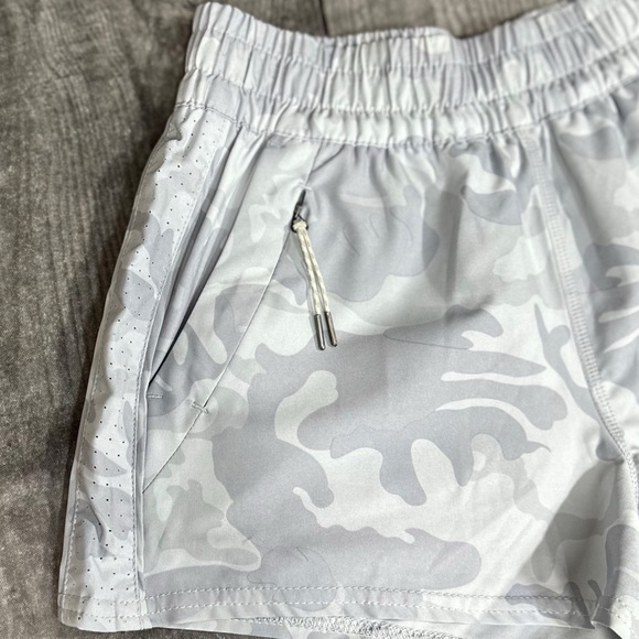 Vuori Grey Dash Lightweight Shorts [11019] - Picture 5 of 10